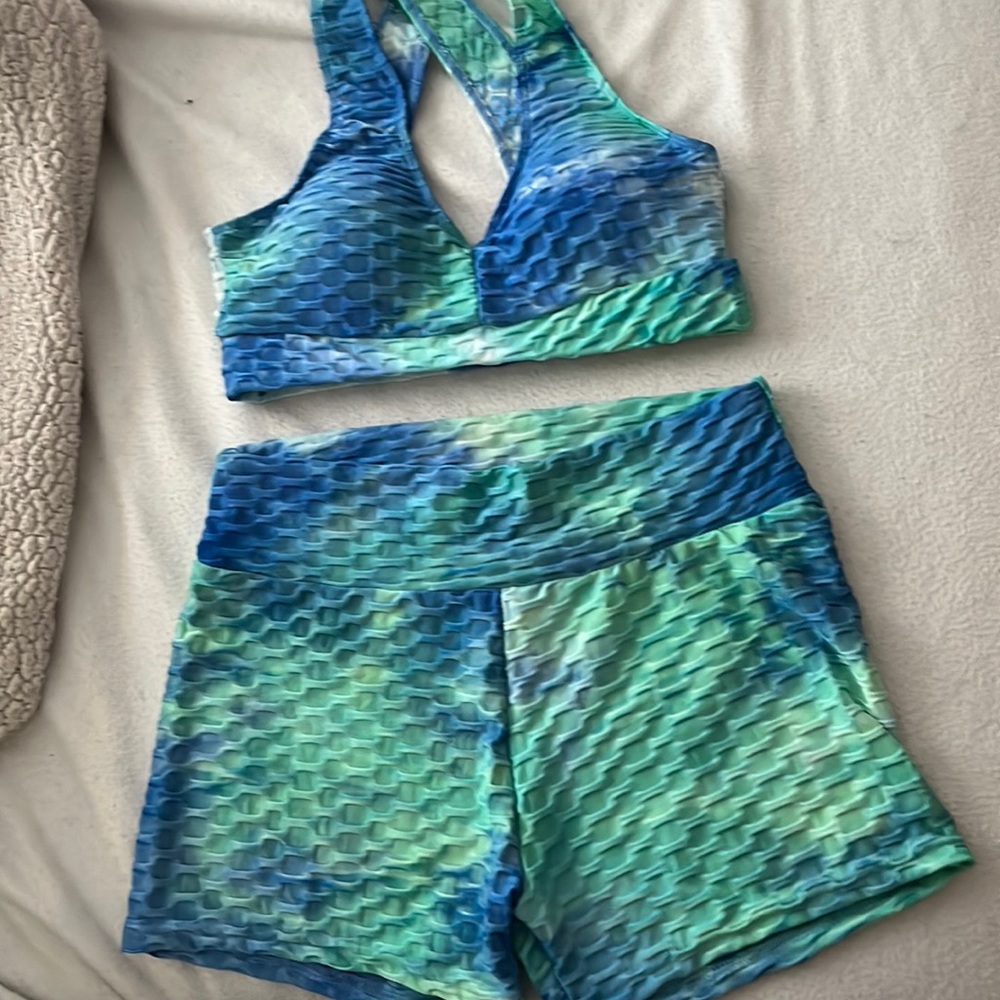 Medium, Matching sports bra with booty lift shorts, tie dye green,blue and white